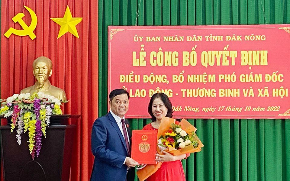 UBND tỉnh Đắk Nông trao quyết định bổ nhiệm bà Nguyễn Thị Thanh Hương nhận nhiệm vụ mới ở Sở LĐ-TB-XH. Ảnh: LX