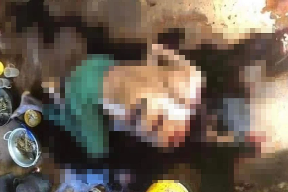 Nạn nhân bị chém nhiều nhát trên lưng dẫn đến tử vong. Ảnh: AX