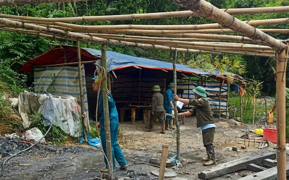 Lực lượng chức năng huyện Đắk G'long phá dở lán trại các đối tượng. Ảnh: AX