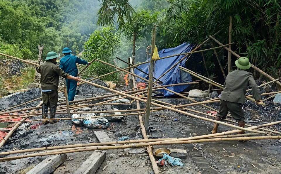 Lán trại của nhóm vàng "tặc" ở huyện Đắk G'long. Ảnh: AX