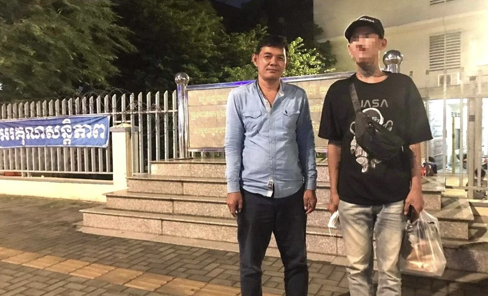 Anh TĐĐ (bên phải) được giải cứu khi bị lừa sang Campuchia. Ảnh: Công an xã Ea Bung