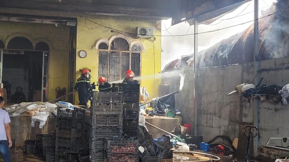 Lực lượng cảnh sát cảnh sát phòng cháy chữa cháy khống chế ngọn lửa. Ảnh: VL