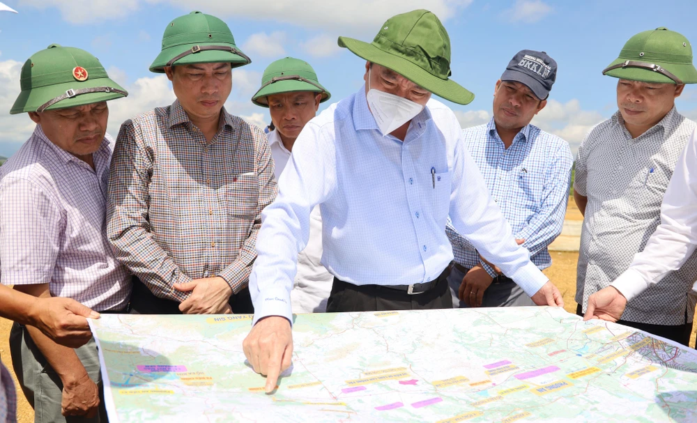Ông Phạm Ngọc Nghị cùng đoàn công tác khảo sát Dự án đường cao tốc đoạn đi qua huyện Krông Pắk. Ảnh: AX Ông Phạm Ngọc Nghị cùng đoàn công tác khảo sát Dự án đường cao tốc đoạn đi qua huyện Krông Pắk. Ảnh: AX