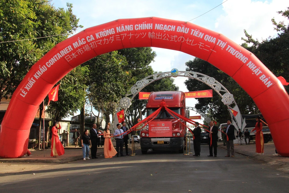 Lễ xuất khẩu lô hàng mắc ca chính ngạch đầu tiên ở Đắk Lắk sang thị trường Nhật Bản. Ảnh: CTV