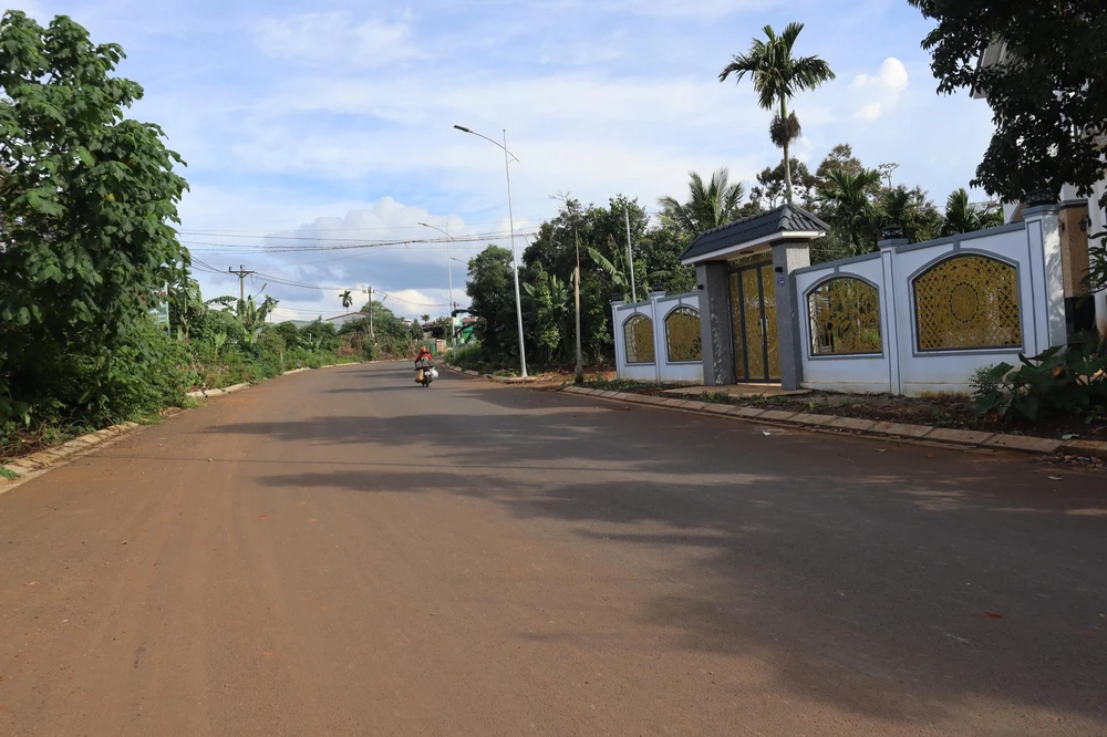 Dự án đường giao thông đoạn Quốc lộ 26 – Quốc lộ 14 – Tỉnh lộ 8 sau khi hoàn thành giai đoạn 1. Ảnh: HT