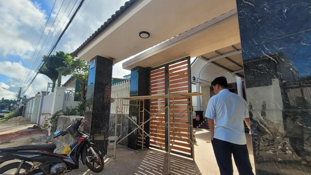 Gia đình bà Tuyền làm cánh cổng thứ hai để bàn giao mặt bằng làm đường Dã Tượng. Ảnh: VŨ LONG