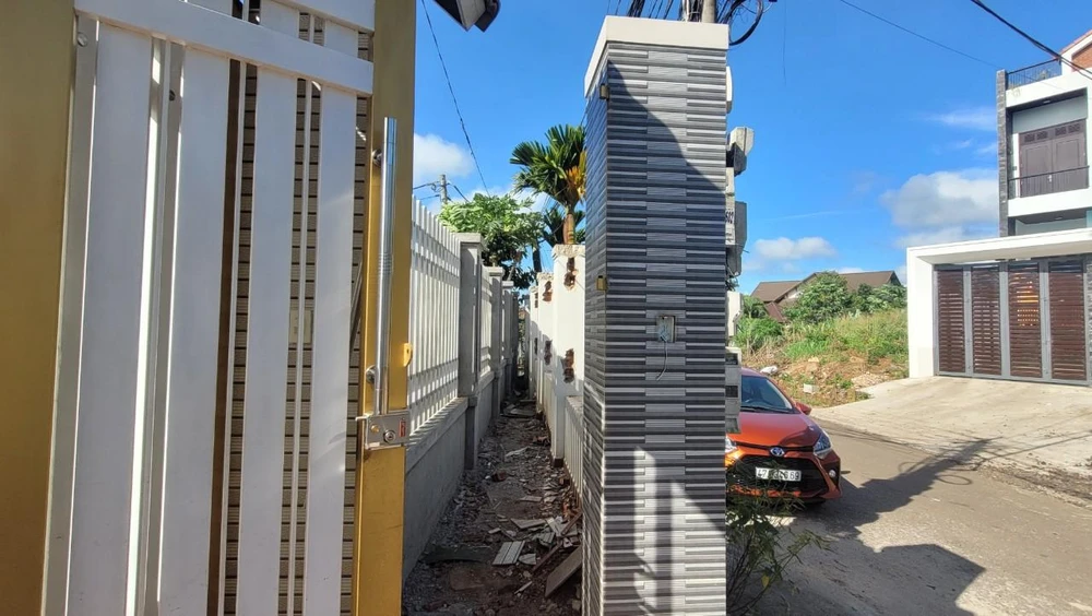 Nhiều hộ dân ở phường Tân An đồng ý hiến đất làm đường. Ảnh: VŨ LONG