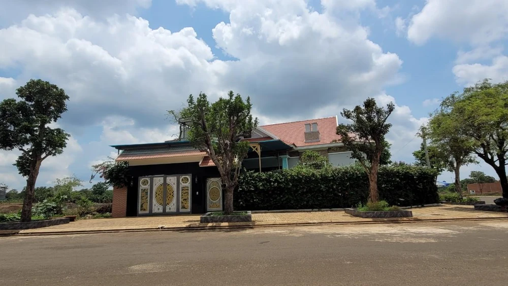 Biệt thự xây dựng trên đất nông nghiệp tại dự án của Công ty TNHH Xây dựng Nam Sơn. Ảnh: VŨ LONG