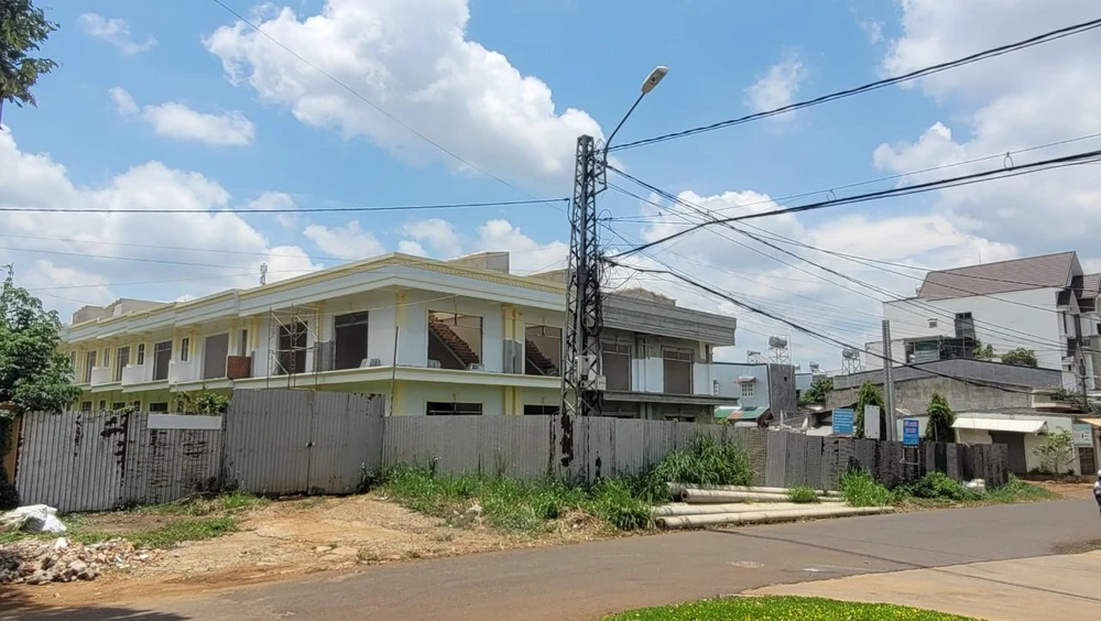 Dự án nhà ở xã hội khu tập thể Công ty CP Vận tải ô tô Đắk Lắk có nhiều vi phạm. Ảnh: VŨ LONG