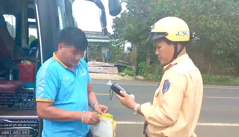 Tài xế Lê Khắc Hùng vi phạm nồng độ cồn khi điều khiển xe khách. Ảnh: CACC