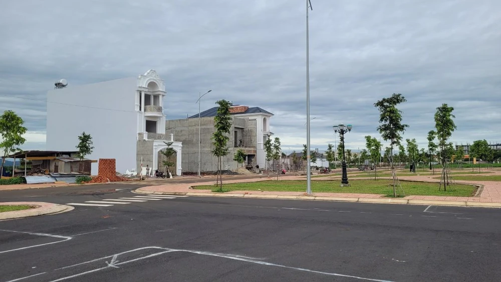 Bán đấu giá chuyển quyền sử dụng đất ở TP Buôn Ma Thuột giúp tăng đáng kể nguồn thu năm 2022. Ảnh: VŨ LONG Bán đấu giá chuyển quyền sử dụng đất ở TP Buôn Ma Thuột giúp tăng đáng kể nguồn thu năm 2022. Ảnh: VŨ LONG