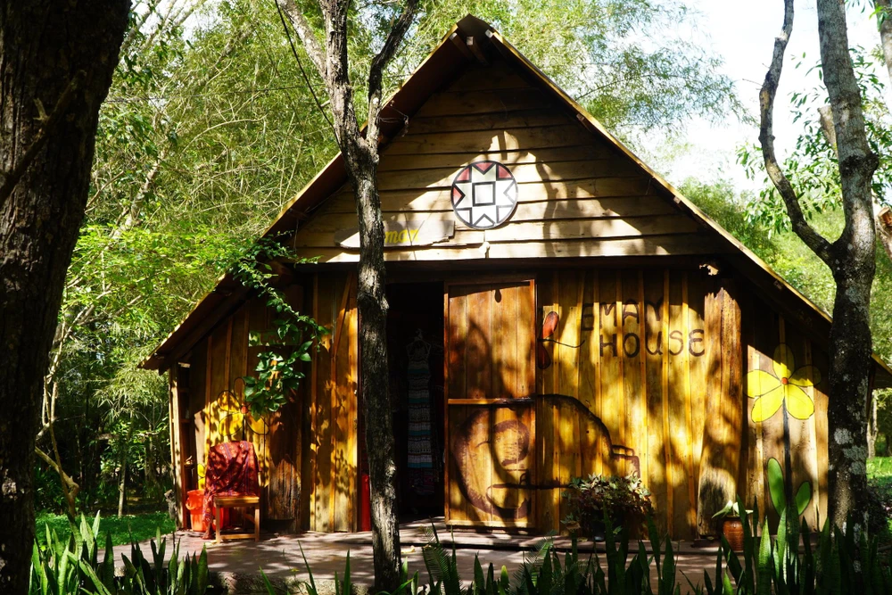 Căn nhà nơi lưu giữ nhiều dụng cụ săn bắt voi. Ảnh: HĐ