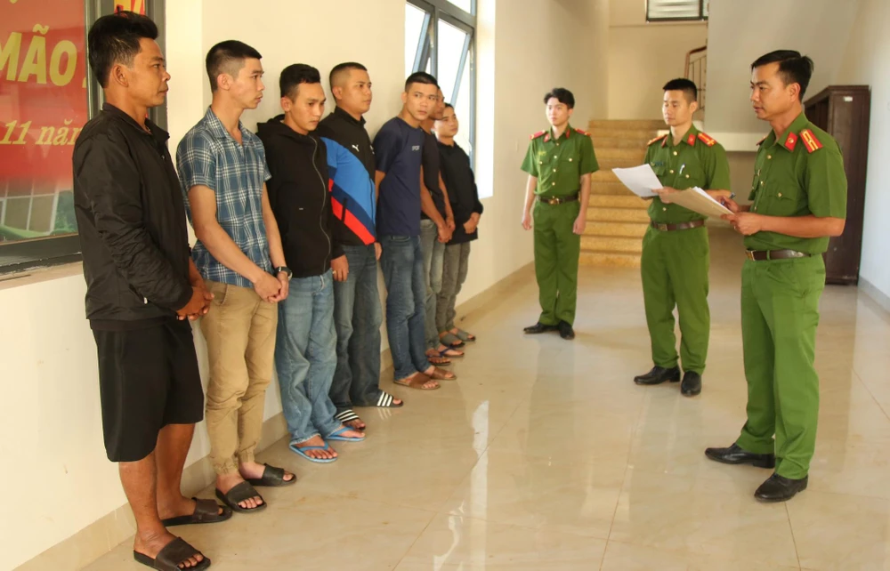 Cơ quan công an làm việc với nhóm đánh bạc của Nguyễn Văn Hưng và Nguyễn Hải. Ảnh: DQ