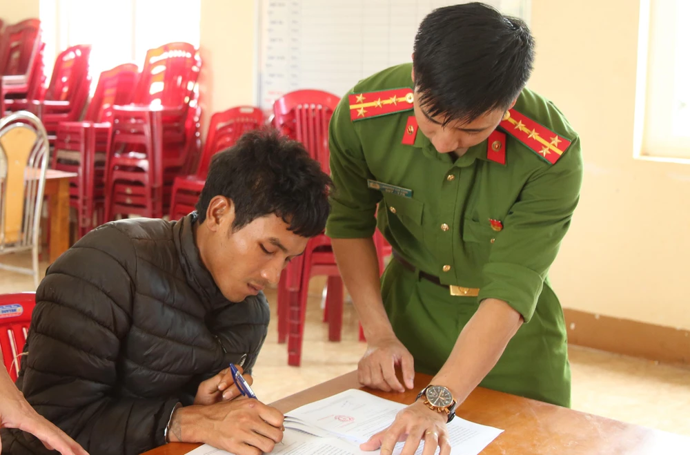 Cơ quan điều tra làm việc với Y Năm Ksơr. Ảnh: AD Cơ quan điều tra làm việc với Y Năm Ksơr. Ảnh: AD