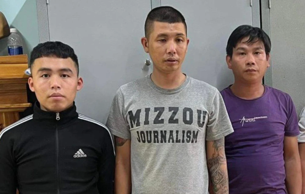 Ba người tại cơ quan công an. Ảnh: DQ