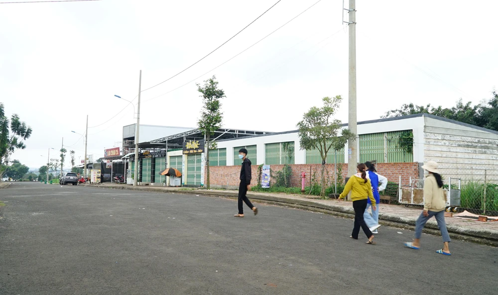 Bờ tường chắn trước nhà người dân trước khi bị phá dỡ. Ảnh: VŨ LONG