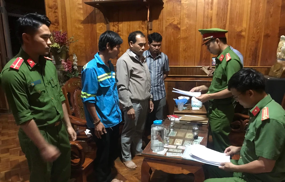 Cơ quan công an đọc lệnh khởi tố đối với các bị can. Ảnh: Công an cung cấp