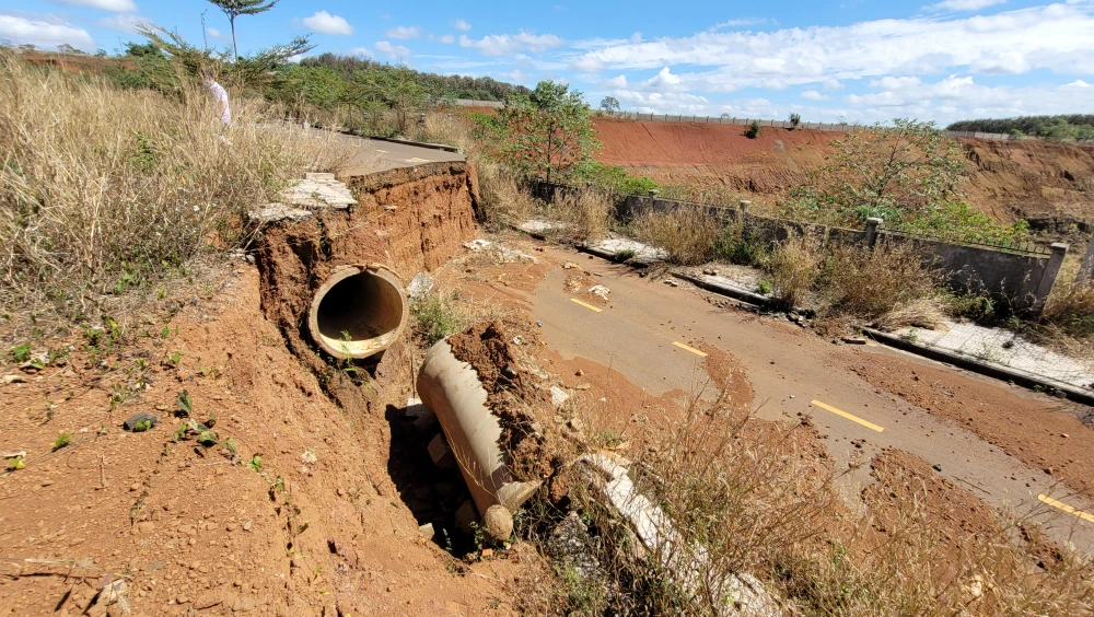 Sạt lở nghiêm trọng ở dự án 1.600 tỉ đồng: Ảnh VŨ LONG