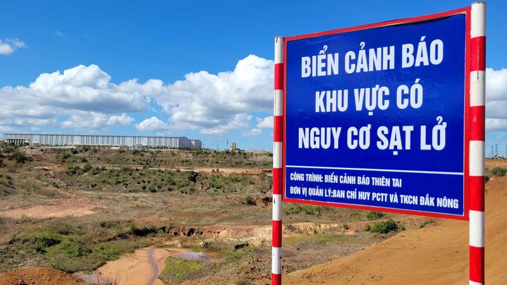 Biển cảnh báo sạt lở ở dự án. Ảnh: VŨ LONG
