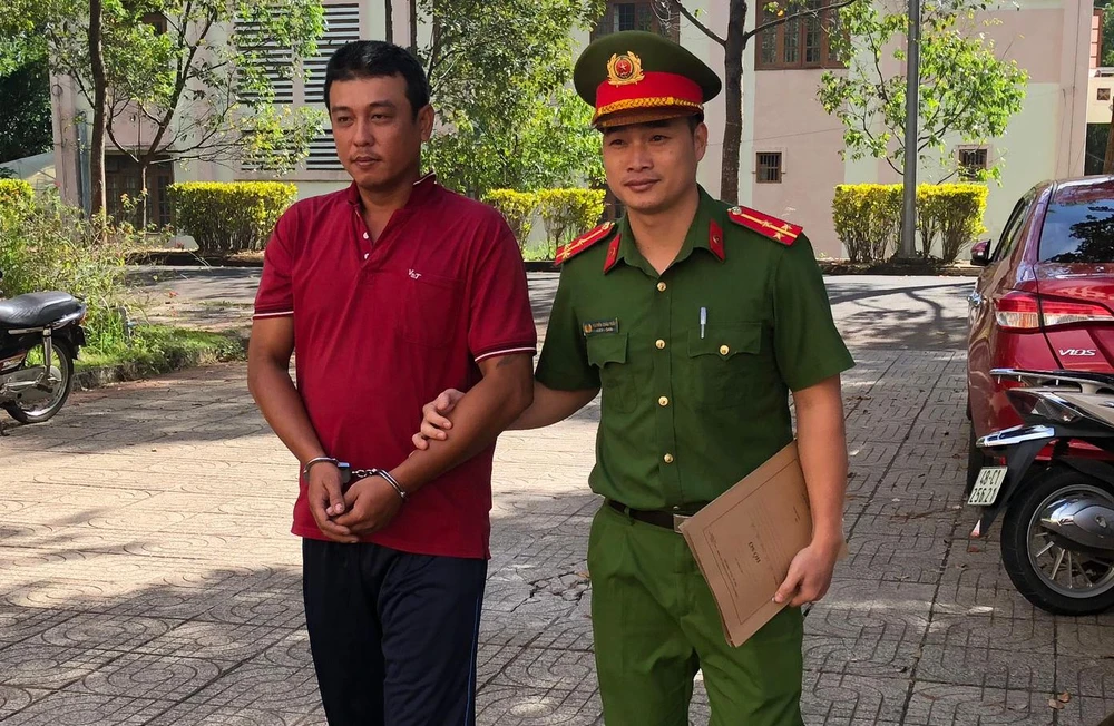 Công an dẫn giải Lê Văn Nhí về cơ quan điều tra. Ảnh: CACC