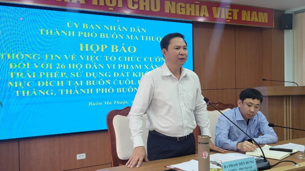 Ông Phạm Tiến Hưng trả lời các cơ quan báo chí. Ảnh: VŨ LONG