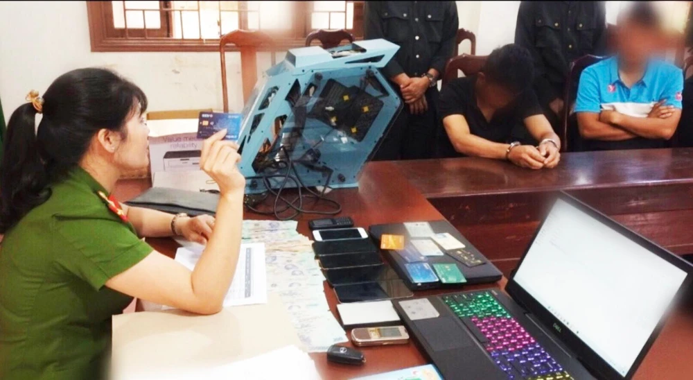 Công an thu giữ nhiều tang vật vụ đánh bạc qua mạng. Ảnh: CACC