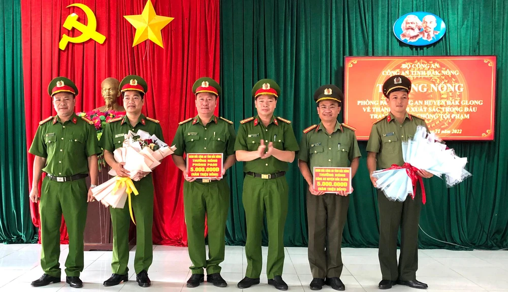 Thưởng nóng cho các đơn vị đấu tranh, triệt xóa các vụ đánh bạc mùa World Cup. Ảnh: Công an cung cấp