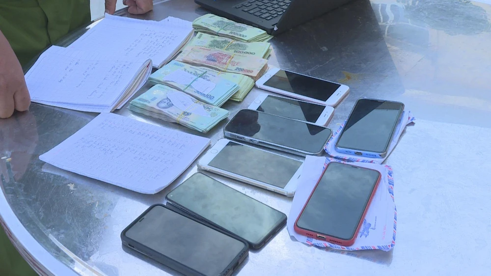 Tang vật của vụ đánh bạc hơn 1.000 tỉ đồng. Ảnh: SĐ