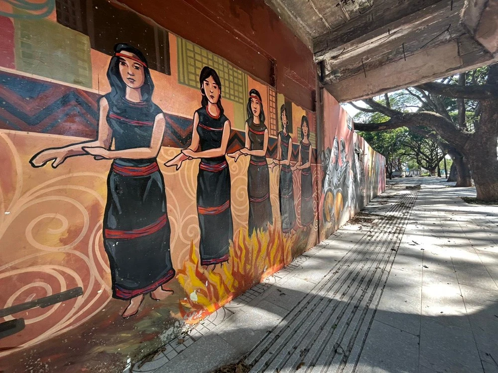 Đường bích họa ở đường Phan Đình Giót. Ảnh: VŨ LONG