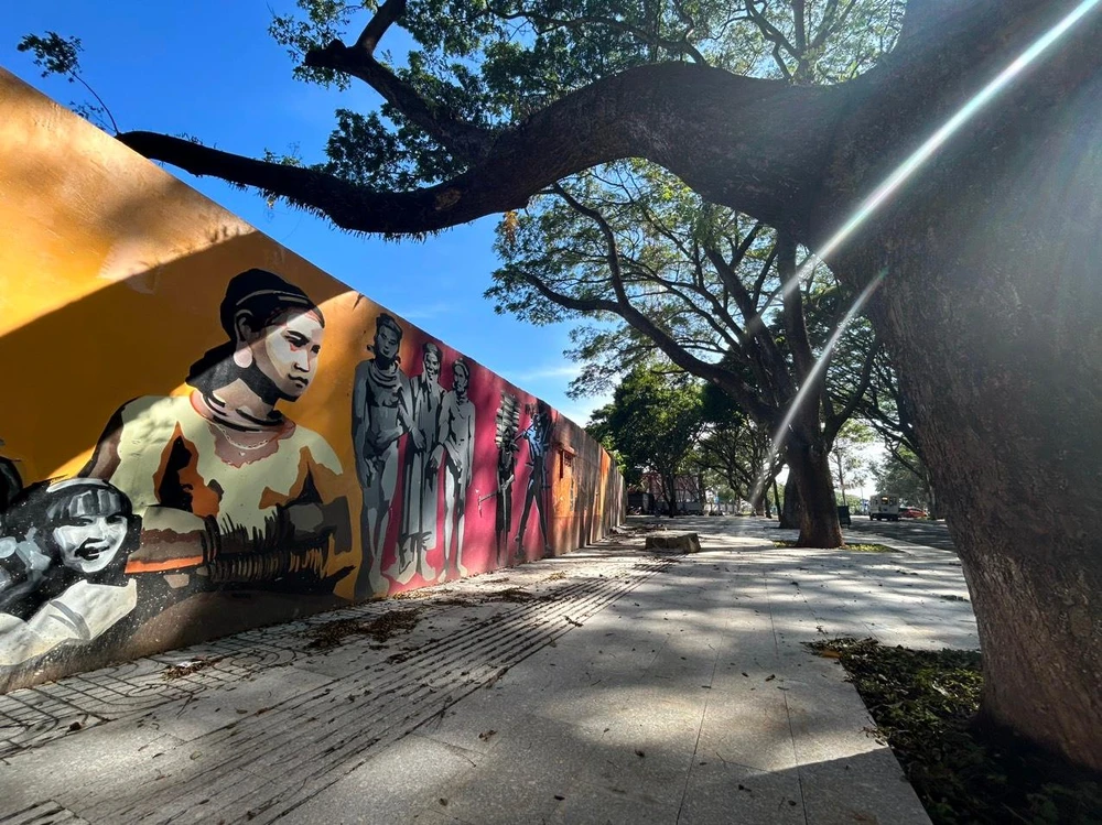 Bức tranh khổng lồ bên hàng cây cổ thụ. Ảnh: VŨ LONG