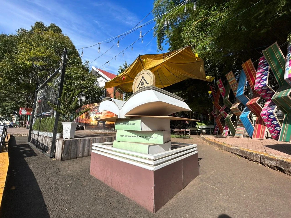 Đường sách ở TP Buôn Ma Thuột. Ảnh: VŨ LONG