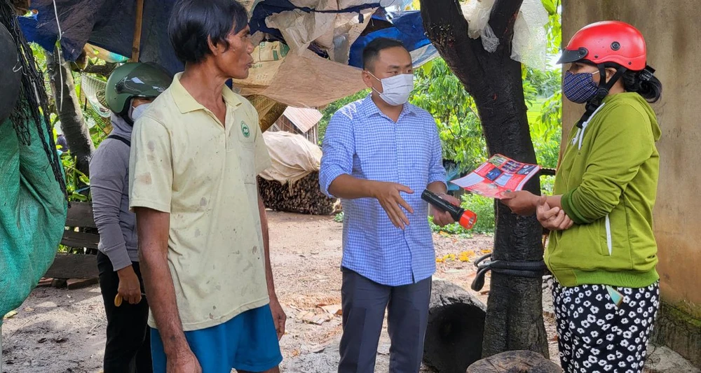 Cán bộ ngành y tế tuyên truyền để người dân chủ động phòng chống sốt xuất huyết. Ảnh: ML