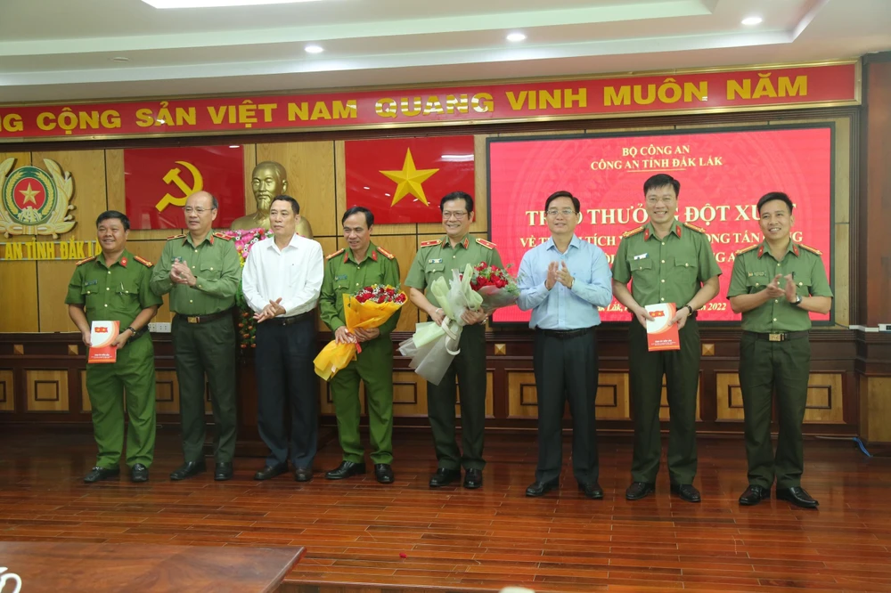 Đại diện lãnh đạo Công an tỉnh Đắk Lắk nhận trao thưởng từ lãnh đạo tỉnh. Ảnh: SĐ