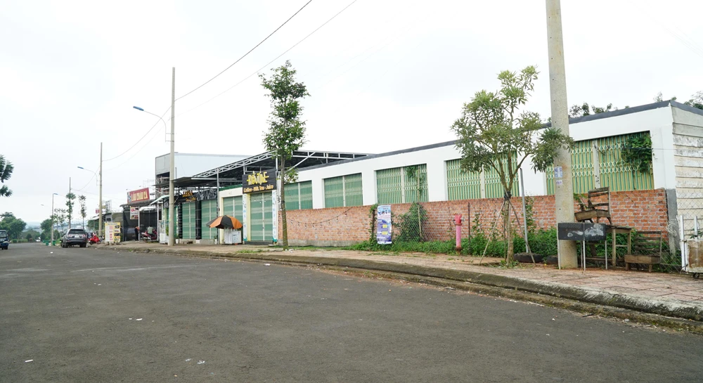 Đến nay huyện Đắk Mil vẫn chưa phá dỡ bờ tường chắn nhà bà Hoa. Ảnh: VŨ LONG