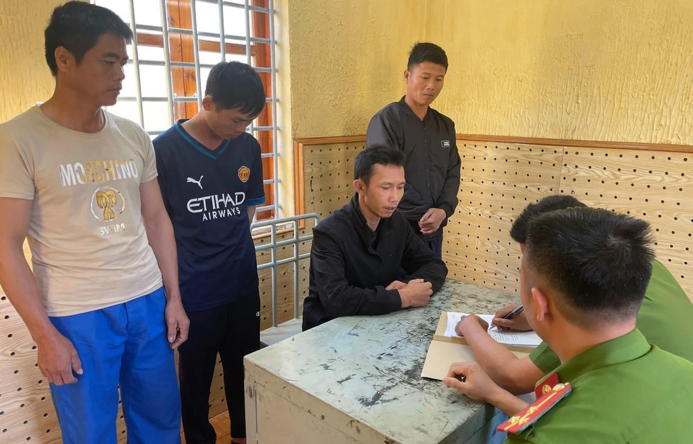 Bốn bị can gồm Kiên, Thiêm, Mạnh, Nhân (từ trái qua phải) tại cơ quan công an. Ảnh: Công an cung cấp