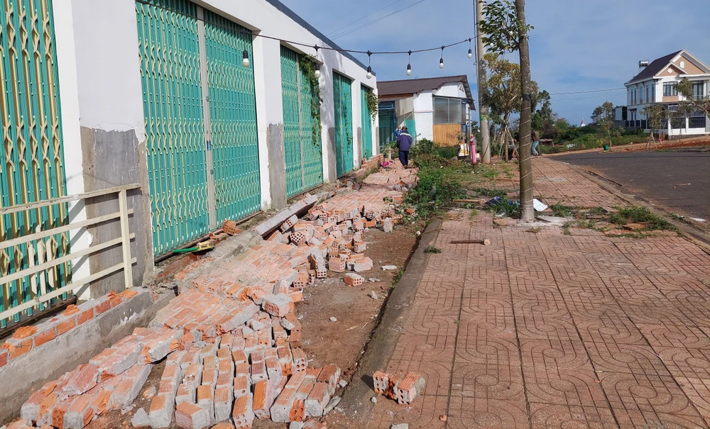 Bờ tường xây trước nhà dân đã được tháo dỡ. Ảnh: VQ