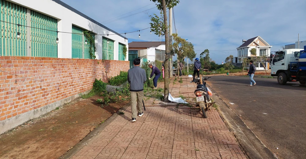 Lực lượng chức năng có mặt từ sáng sớm để thực thi nhiệm vụ. Ảnh: VQ