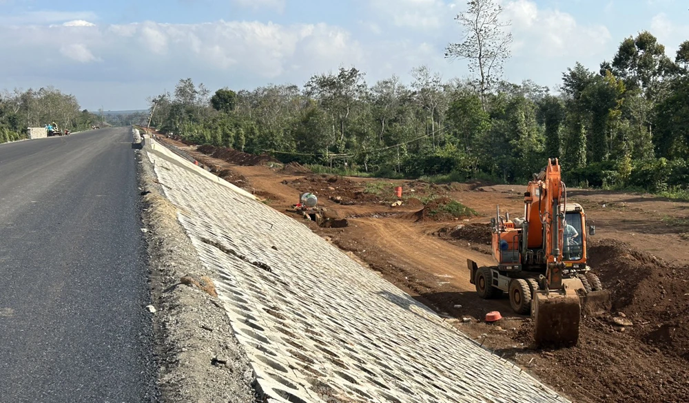 Nhà thầu thi công mái taluy dự án. Ảnh: VŨ LONG