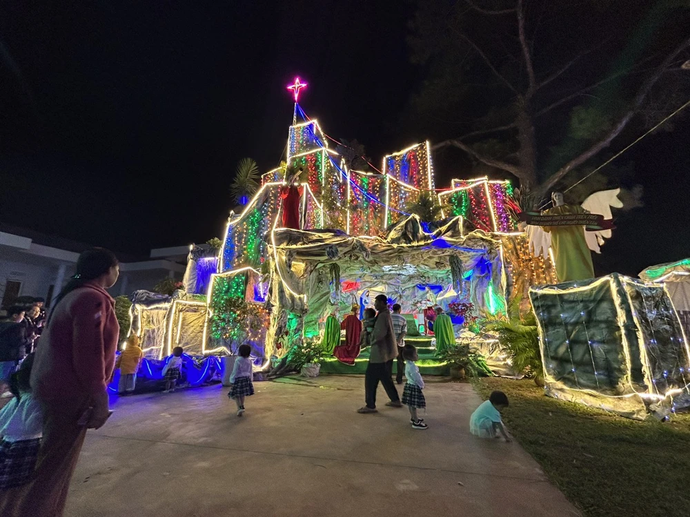 Không khí chuẩn bị đón Noel của giáo dân ở huyện Đắk Mil. Ảnh: VŨ LONG