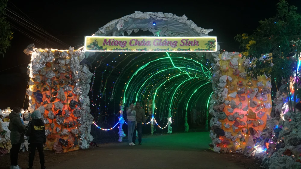 Người dân chụp ảnh lưu niệm. Ảnh: LĐ