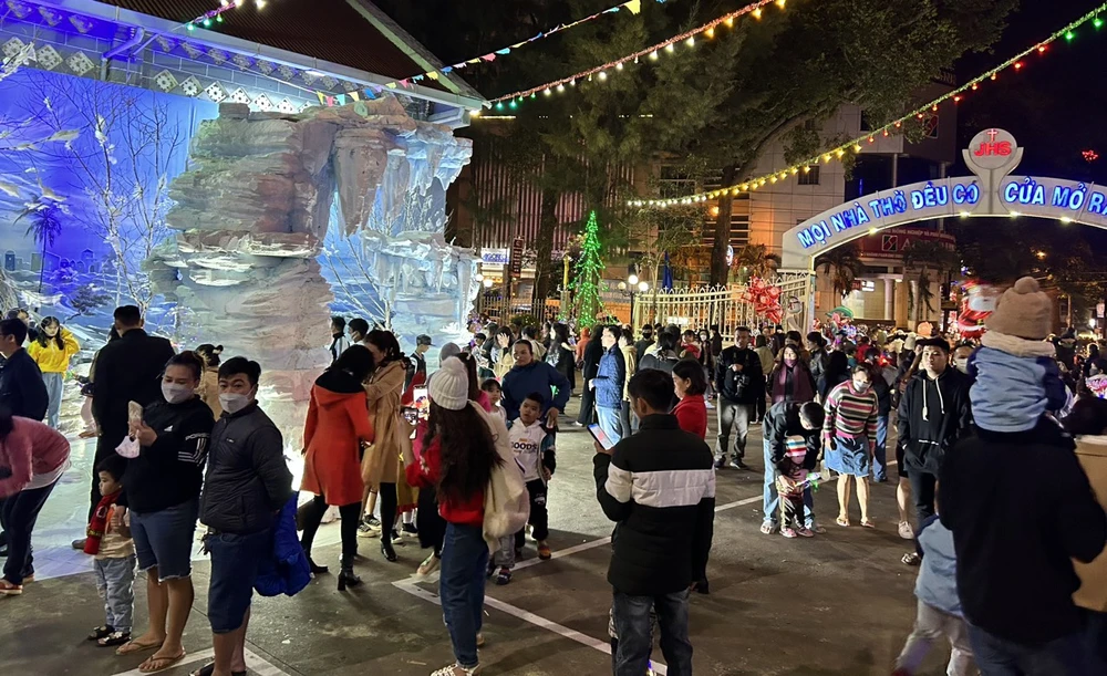 Người dân TP Buôn Ma Thuột đi chơi để chuẩn bị đón lễ Giáng sinh. Ảnh: VŨ LONG