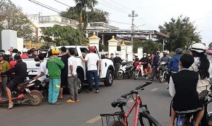 Đông đảo người dân có mặt ở hiện trường vụ nổ. Ảnh: QĐ