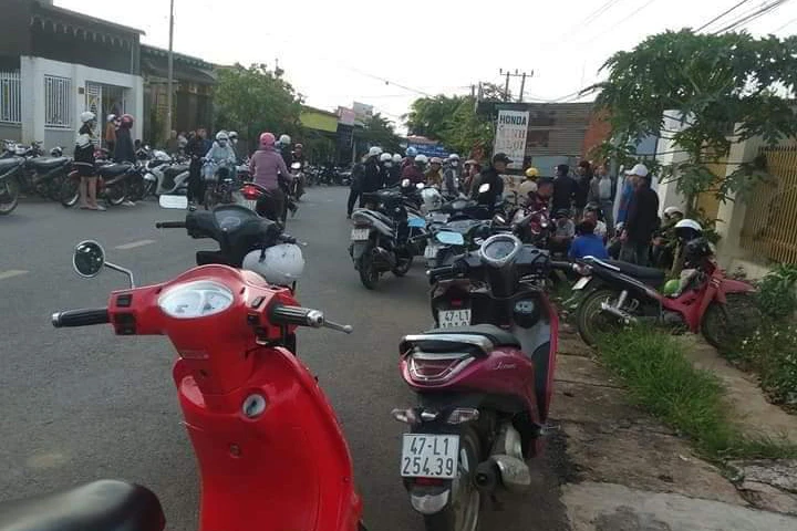 Đông đảo người dân hiếu kỳ có mặt đông ở hiện trường vụ nổ. Ảnh: QĐ