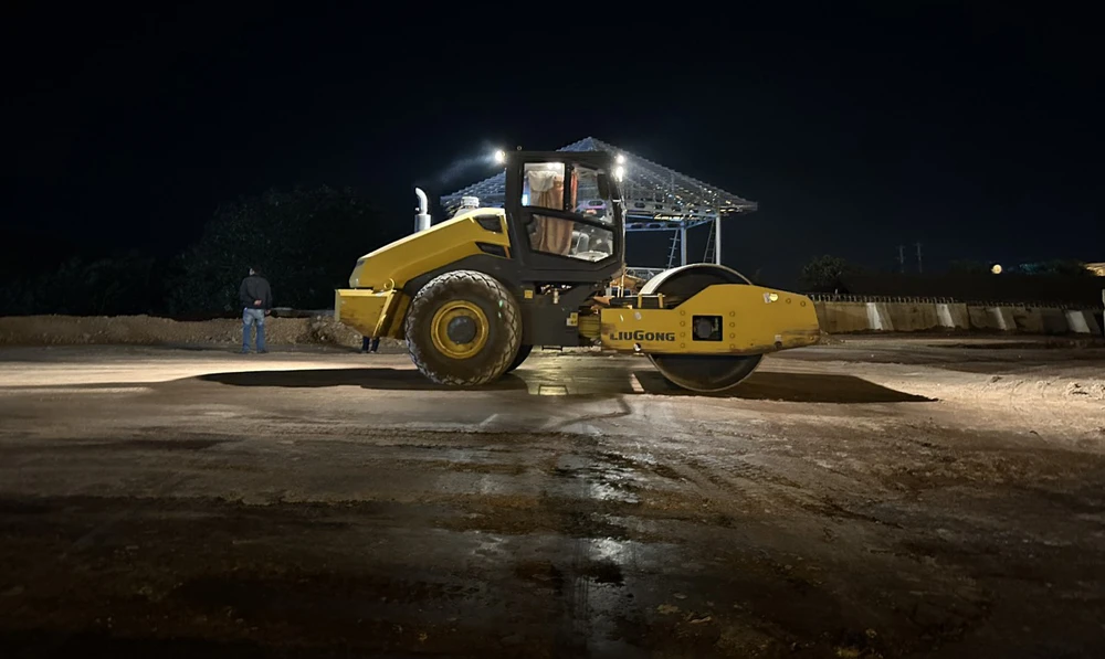 Nhà thầu thi công dự án suốt đêm. Ảnh: VŨ LONG Nhà thầu thi công dự án suốt đêm. Ảnh: VŨ LONG