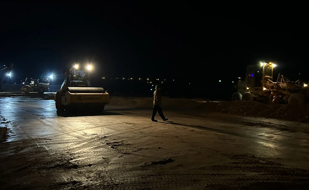 Nhiều phương tiện làm trong đêm đoạn gần đường Đinh Tiên Hoàng và Lê Duẩn. Ảnh: VŨ LONG Nhiều phương tiện làm trong đêm đoạn gần đường Đinh Tiên Hoàng và Lê Duẩn. Ảnh: VŨ LONG