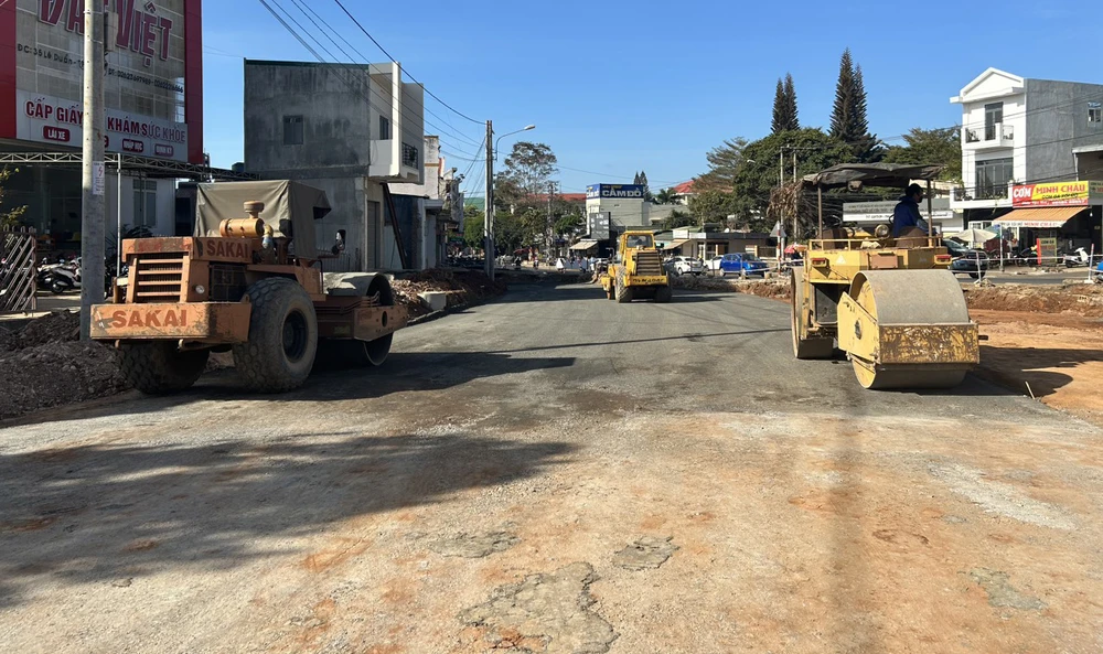 Những ngày gần đây nhà thầu huy động máy móc, phương tiện làm suốt ngày đêm để sớm hoàn thiện dự án. Ảnh: VŨ LONG Những ngày gần đây nhà thầu huy động máy móc, phương tiện làm suốt ngày đêm để sớm hoàn thiện dự án. Ảnh: VŨ LONG