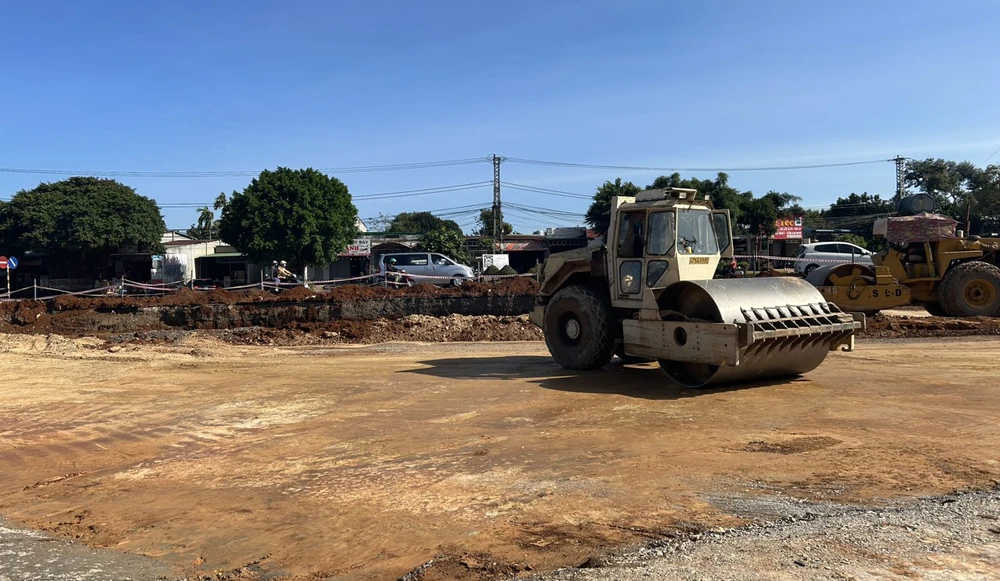 Đường đại lộ Đông Tây đoạn tiếp giáp với Quốc lộ 27. Ảnh: VŨ LONG Đường đại lộ Đông Tây đoạn tiếp giáp với Quốc lộ 27. Ảnh: VŨ LONG