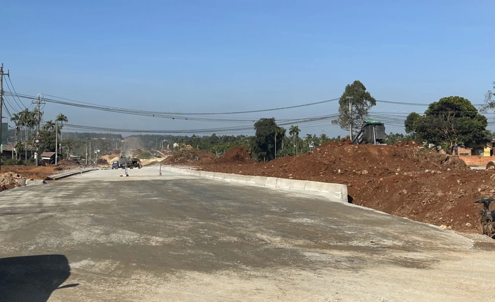 Hiện trạng đường đại lộ Đông Tây TP Buôn Ma Thuột còn thi công dang dở. Ảnh: VŨ LONG Hiện trạng đường đại lộ Đông Tây TP Buôn Ma Thuột còn thi công dang dở. Ảnh: VŨ LONG