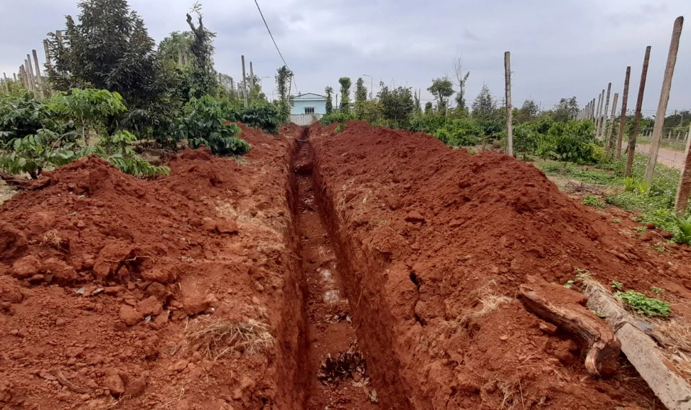 Ngổn ngang tiểu dự án tưới tiêu ở thôn Tiến Cường. Ảnh: VŨ LONG