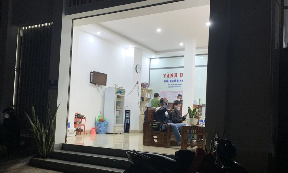 Cơ quan công an làm việc tại nơi xảy ra vụ việc. Ảnh: TD